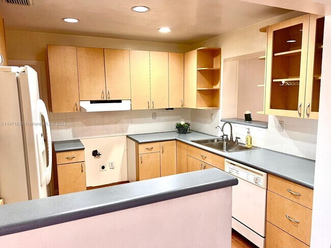 Building Photo - 10881 N Snapper Creek Dr