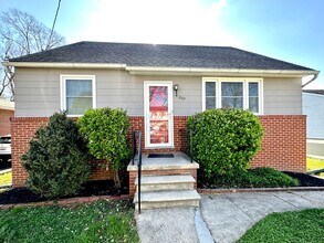 Building Photo - 805 N Woodward Dr