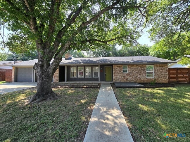Foto del edificio - 1360 Poppy Ln