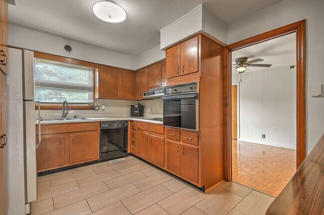 Building Photo - 1808 Sherwood Pl