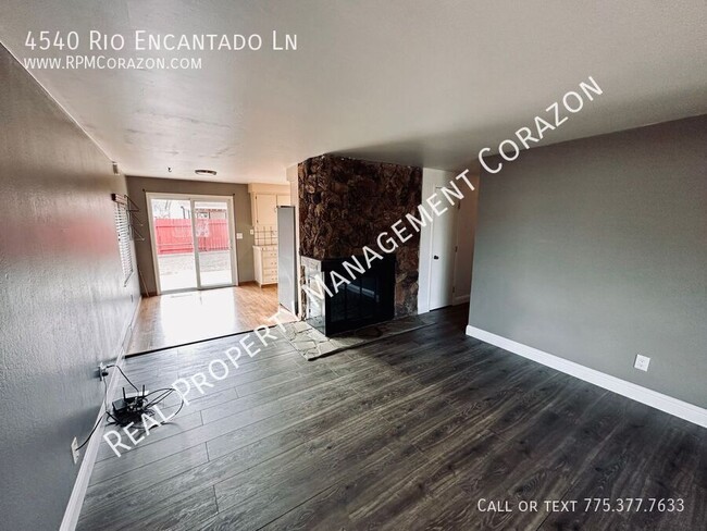 Foto del edificio - 3 bed 2 bath home with 2 car garage and A/C!