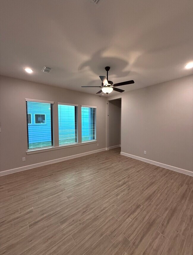 Foto del edificio - 3323 Full Bellied Ln