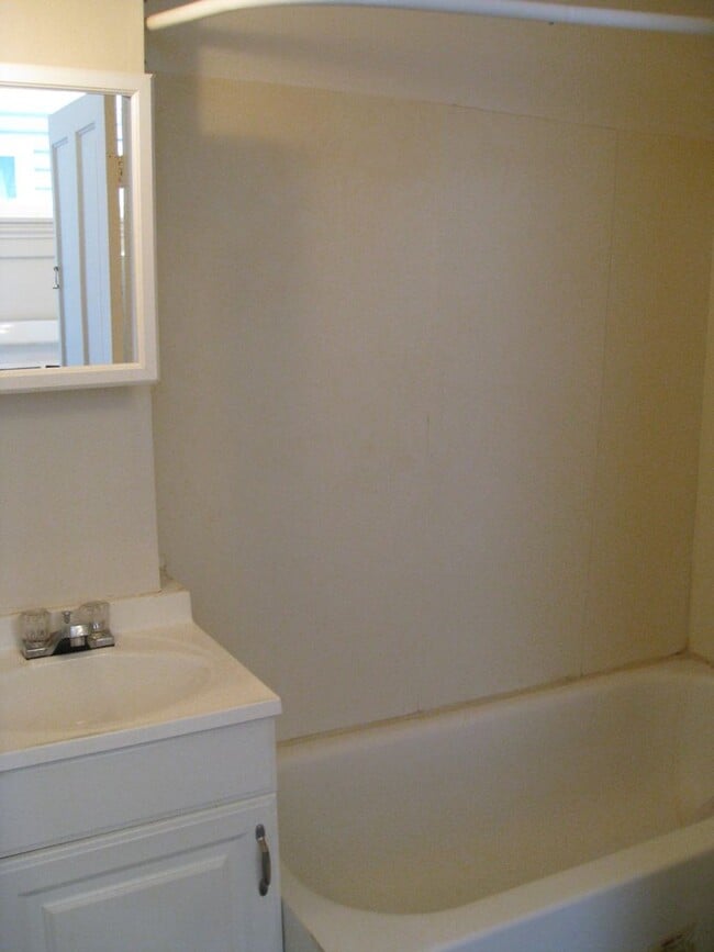 Photo - 912 N 10th St Apartment