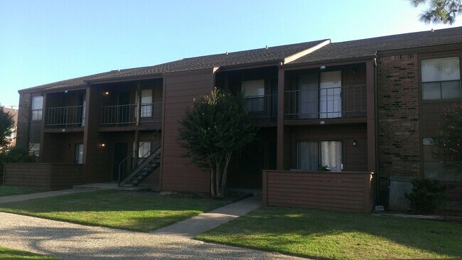 Building Photo - College Station - Cripple Creek Condos - 1 bedroom - 1 bath - pool on site.