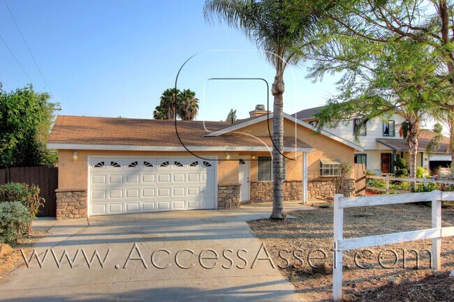 Building Photo - Charming Single-Story Home With 3 Bed/2 Bath In A Quiet Canyon Lake Cul-de-Sac!