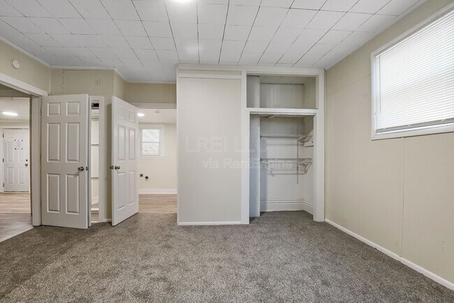 Foto del edificio - 2104 W Burnett Ave