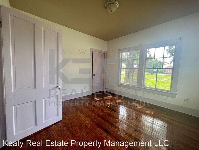 Building Photo - 3 br, 1 bath House - 327 E Convent Street