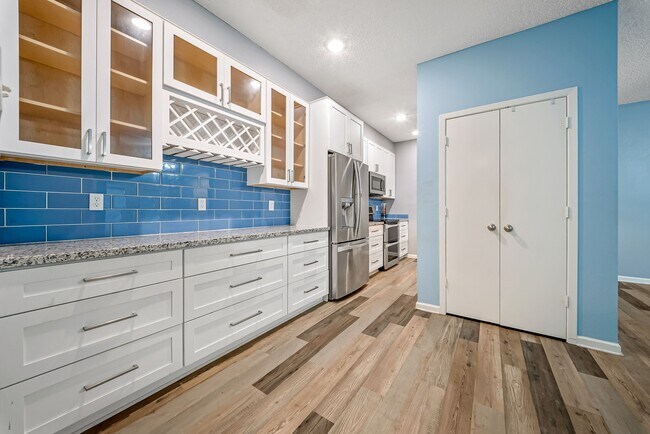 Building Photo - 7095 N Holiday Dr