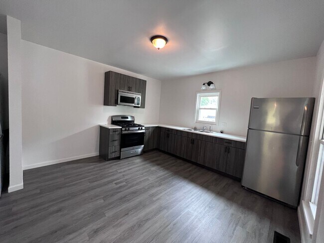 Foto del edificio - Single Family Home - Three Bedroom - Laund...