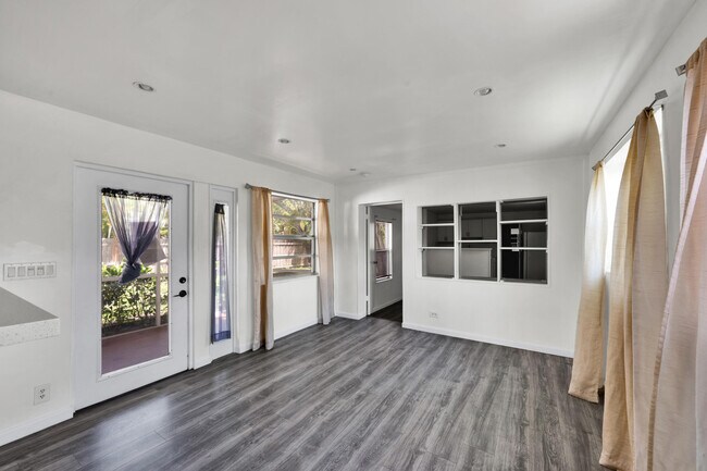 Foto del edificio - 132 E Central Blvd