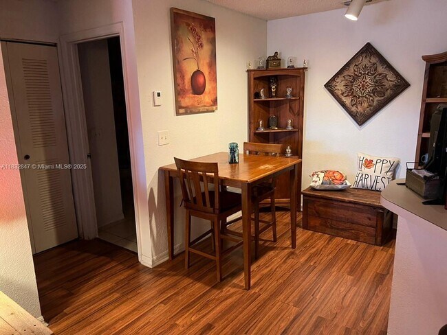 Foto del edificio - 3320 Pinewalk Dr N