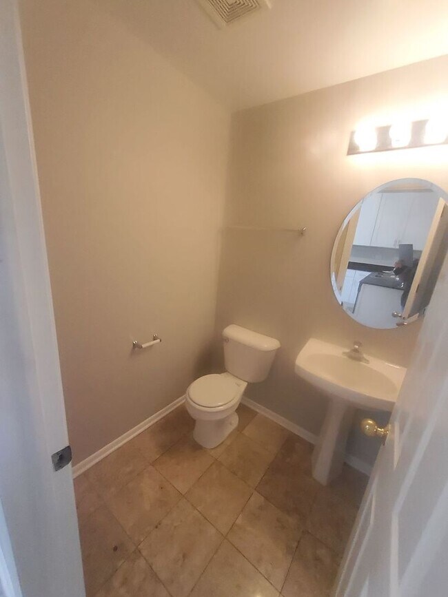 Foto del edificio - 2357 E 70th Pl