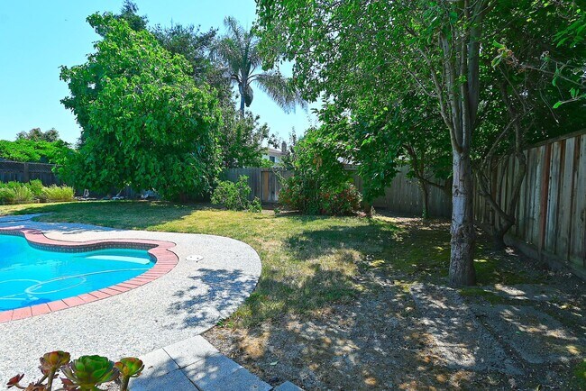 Building Photo - $4,775 - GORGEOUS 5 BEDROOM HOME IN NORTH ...