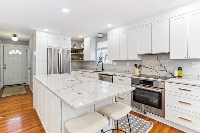 Building Photo - Lovely 3br/3ba home minutes from Downtown ...