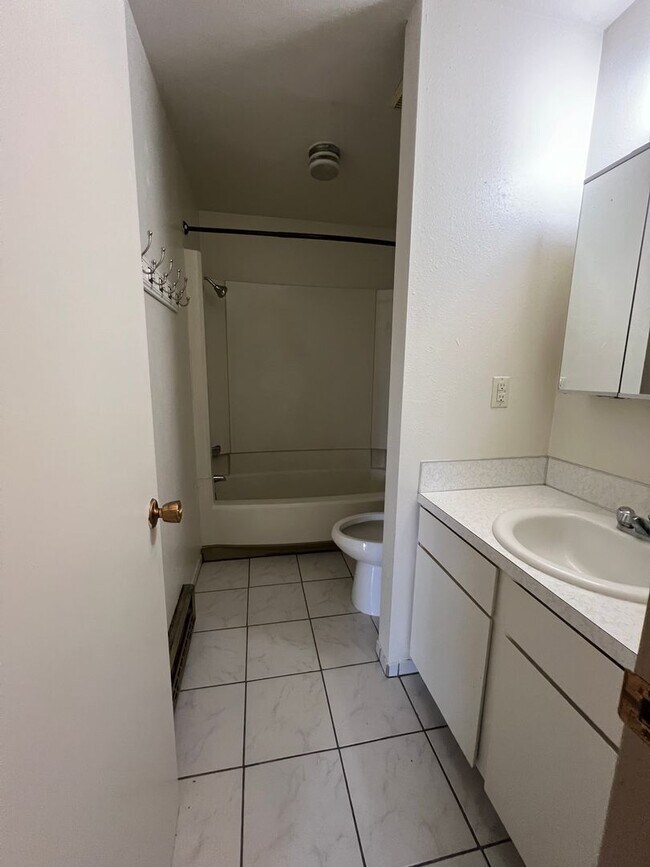 Foto del edificio - 2 Bedroom, 1.5 Bathroom - Upstairs/Downsta...