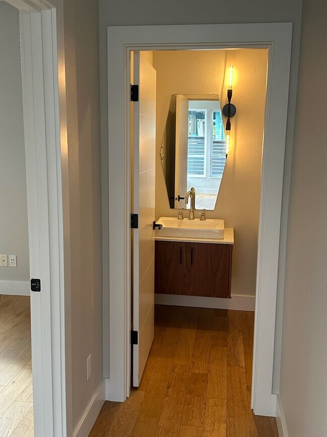 Building Photo - Urban Modern 5 Bedrooms, 3 1/2 Bathrooms, Three-Story Home in the heart of NE Portland!