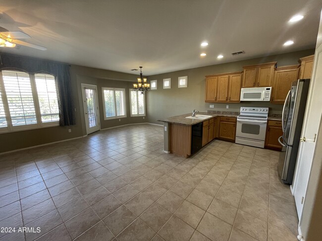 Foto del edificio - 42550 W Candyland Pl
