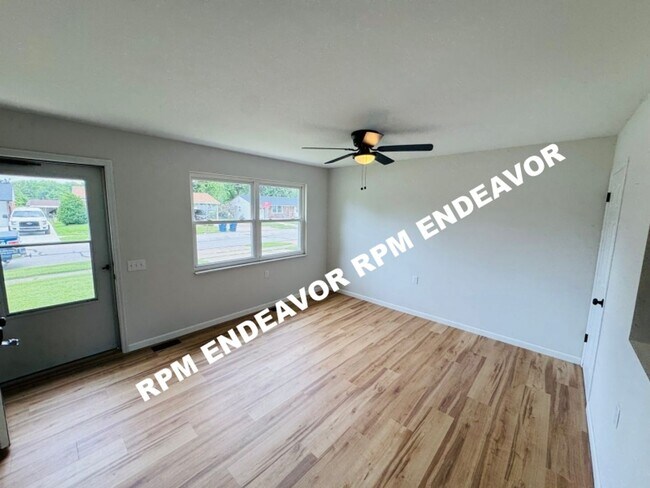 Building Photo - Modern 3-Bed Home in Quiet Neighborhood. F...