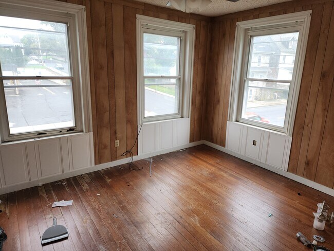 Building Photo - 302 Main St