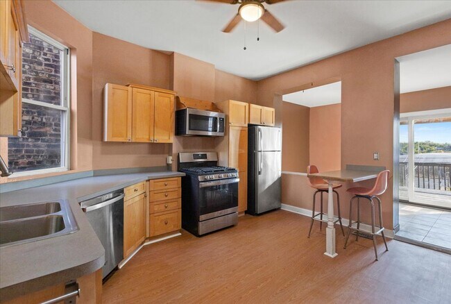 Foto del edificio - 3145 W Augusta Blvd