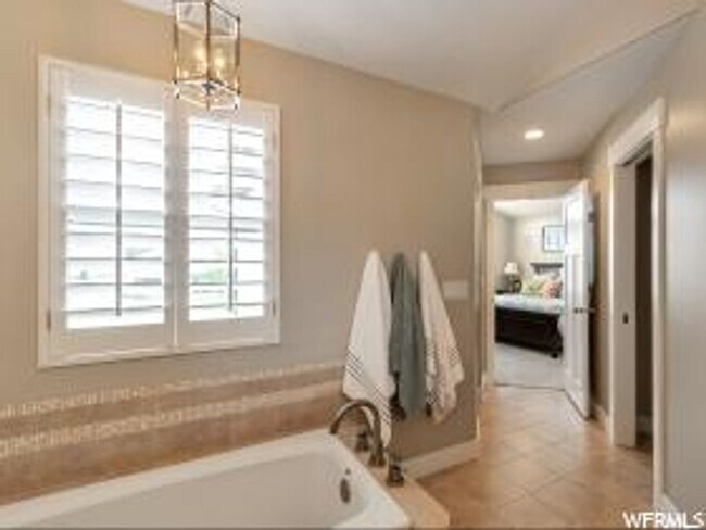 Foto del edificio - Unique 2 Story Home w attached 2 car