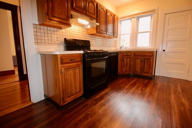 Oak cabinet kitchen - 191 Lowell St