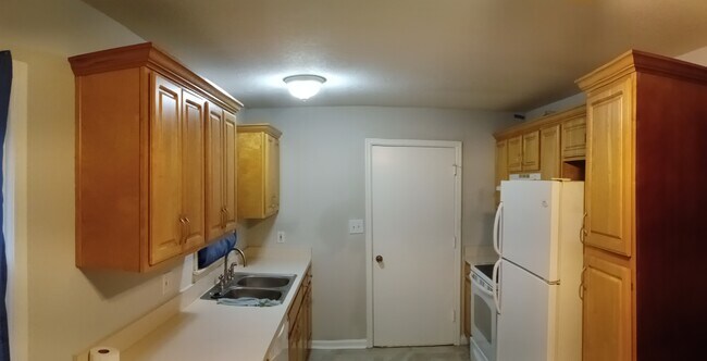 Eat-In Kitchen - 716 W Hurt St