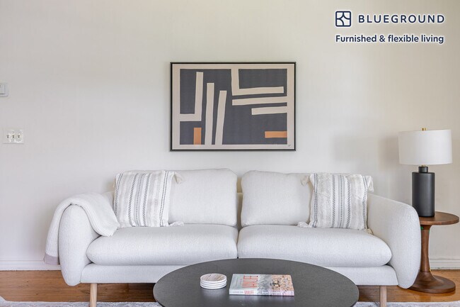 Foto del edificio - 136 S Roxbury Dr