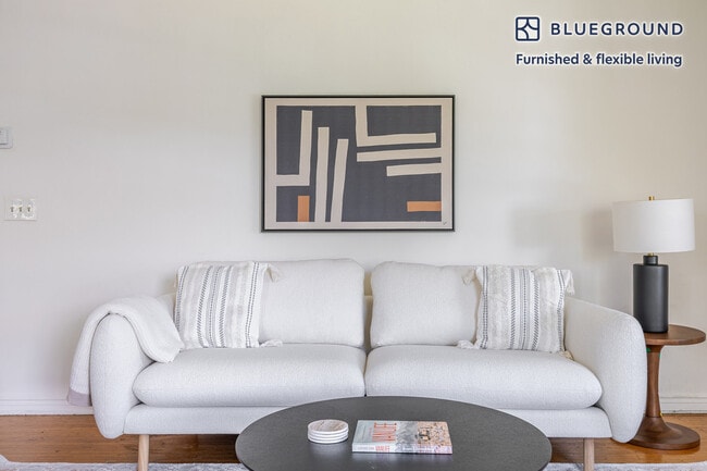 Building Photo - 136 S Roxbury Dr