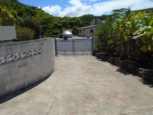 Building Photo - 3br/2.5ba w/4th room option & fenced yard!...