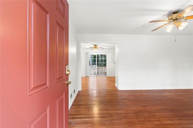 Building Photo - 2630 Warwick Cir NE