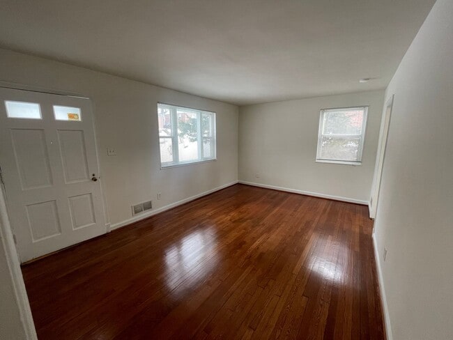 Foto del edificio - A 2 Bedroom Plus Den 1 Bath Brick Home Just Off Connecticut Ave. in Silver Spring