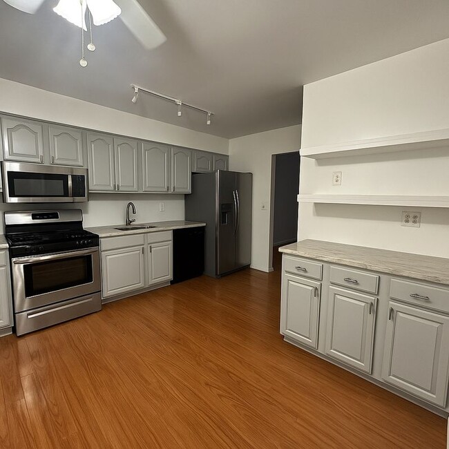 Building Photo - 608 Robin Rd