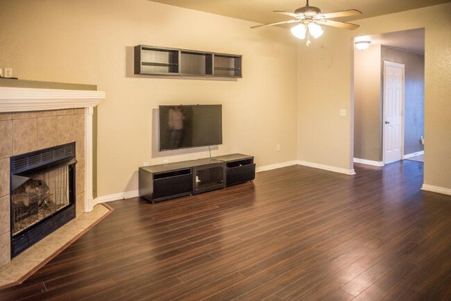 Building Photo - 1013 Applewood Cir