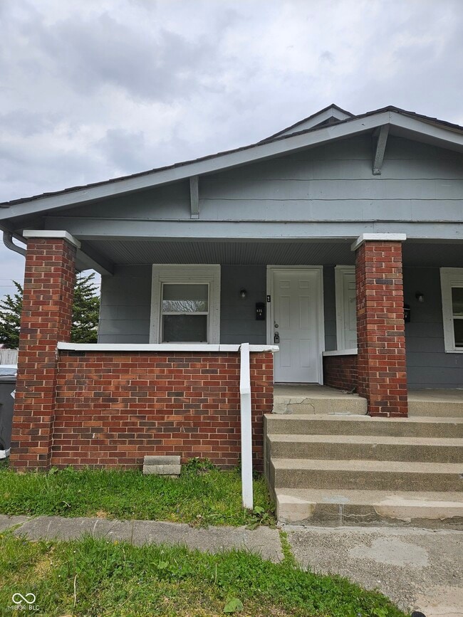 Building Photo - 835 N Gladstone Ave