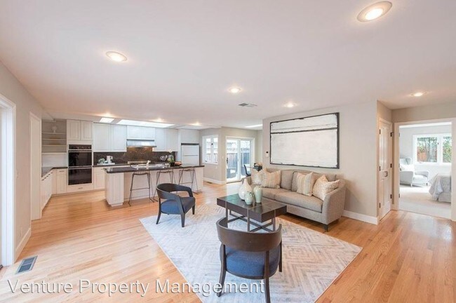 Foto del edificio - 4 br, 3.5 bath House - 1328 Parkinson Ave.