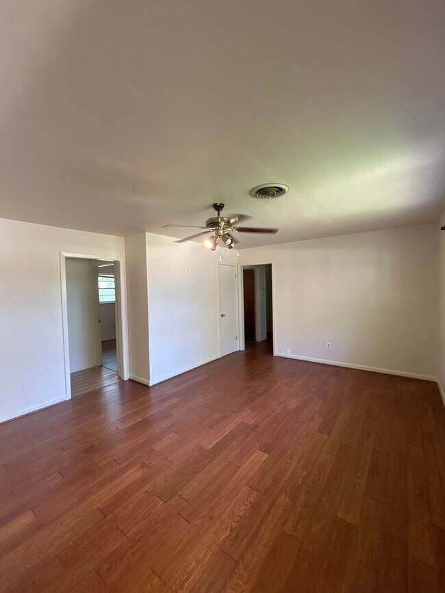 Building Photo - 3 br, 2 bath House - 3243 Caroline Dr