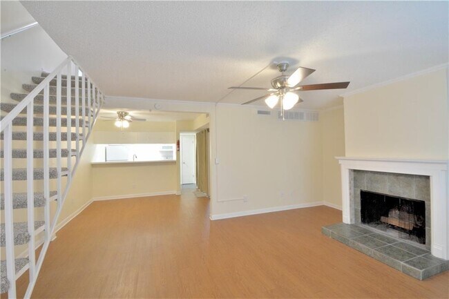 Building Photo - 6910 Hart Ln