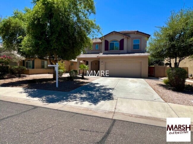 Building Photo - Beautiful 5 bedroom home with tons of livi...