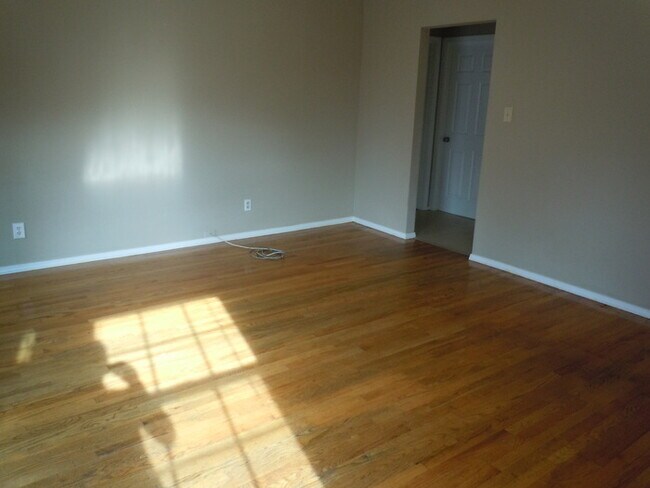 Foto del edificio - Beautiful 2BR/1BA Home with Hardwood Floors & Garage