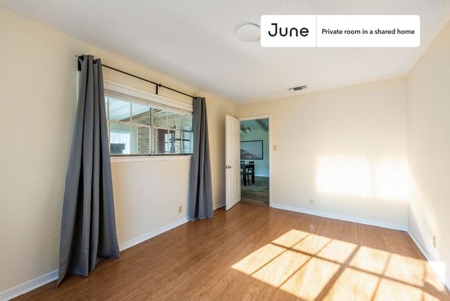 Building Photo - Room in Shared 4 bed/3 bath home