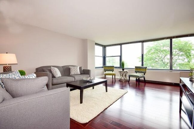 Building Photo - 3440 N Lake Shore Dr
