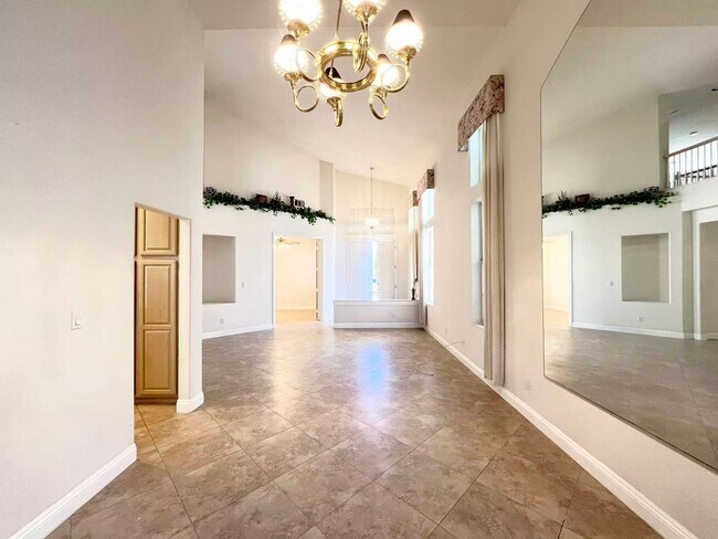 Foto del edificio - Spacious 4-Bed, 3-Bath Home with 3-Car Gar...