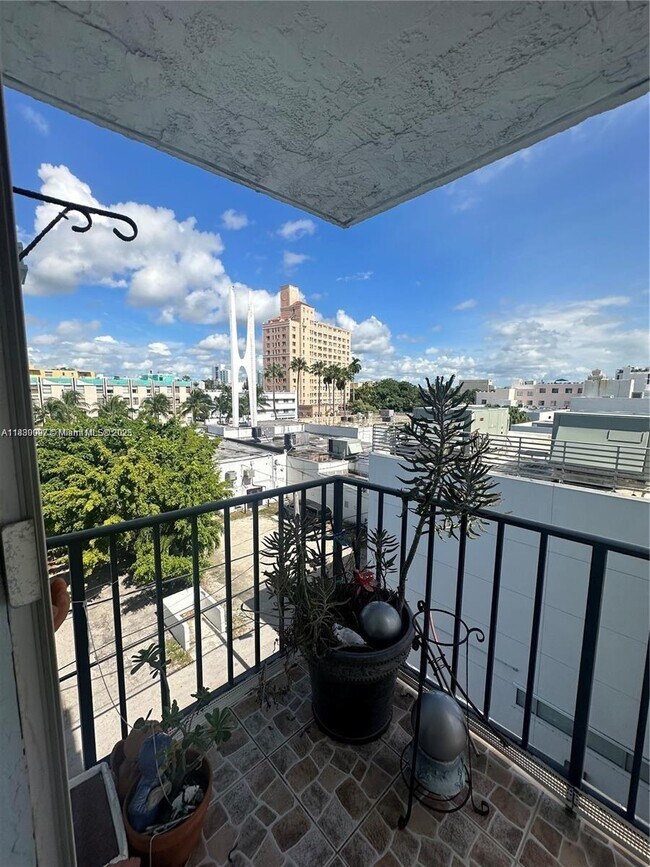 Building Photo - 720 Collins Ave