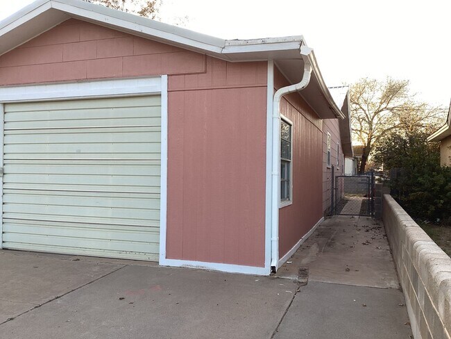 Foto del edificio - Spacious 3 Bedroom! Close to ENMU Campus! ...