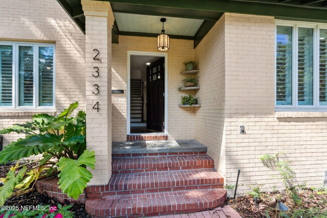 Building Photo - 2334 Broadmoor Ln