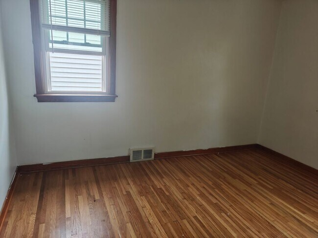 Building Photo - 1302 Walden Ave