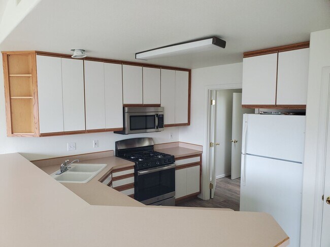 Building Photo - 562 NE Negus Loop