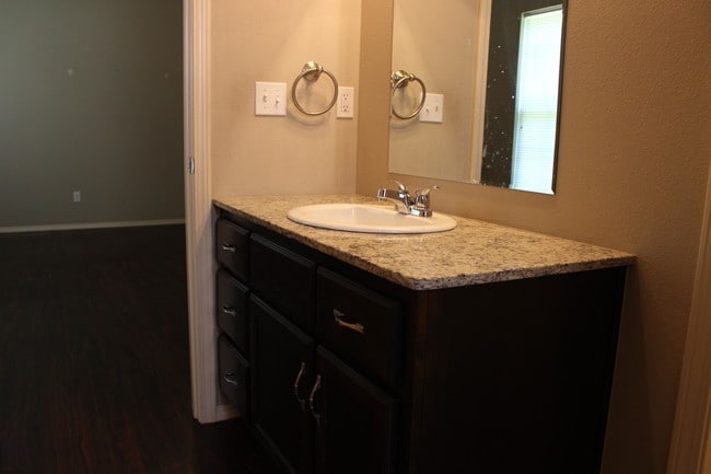 Building Photo - 5001 Raintree Cir