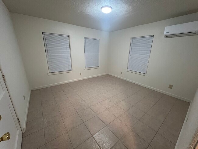 Un dormitorio con armario de almacenamiento (izquierda). 3,35 m x 3,35 m. Minisplit. - 217 N 1st St